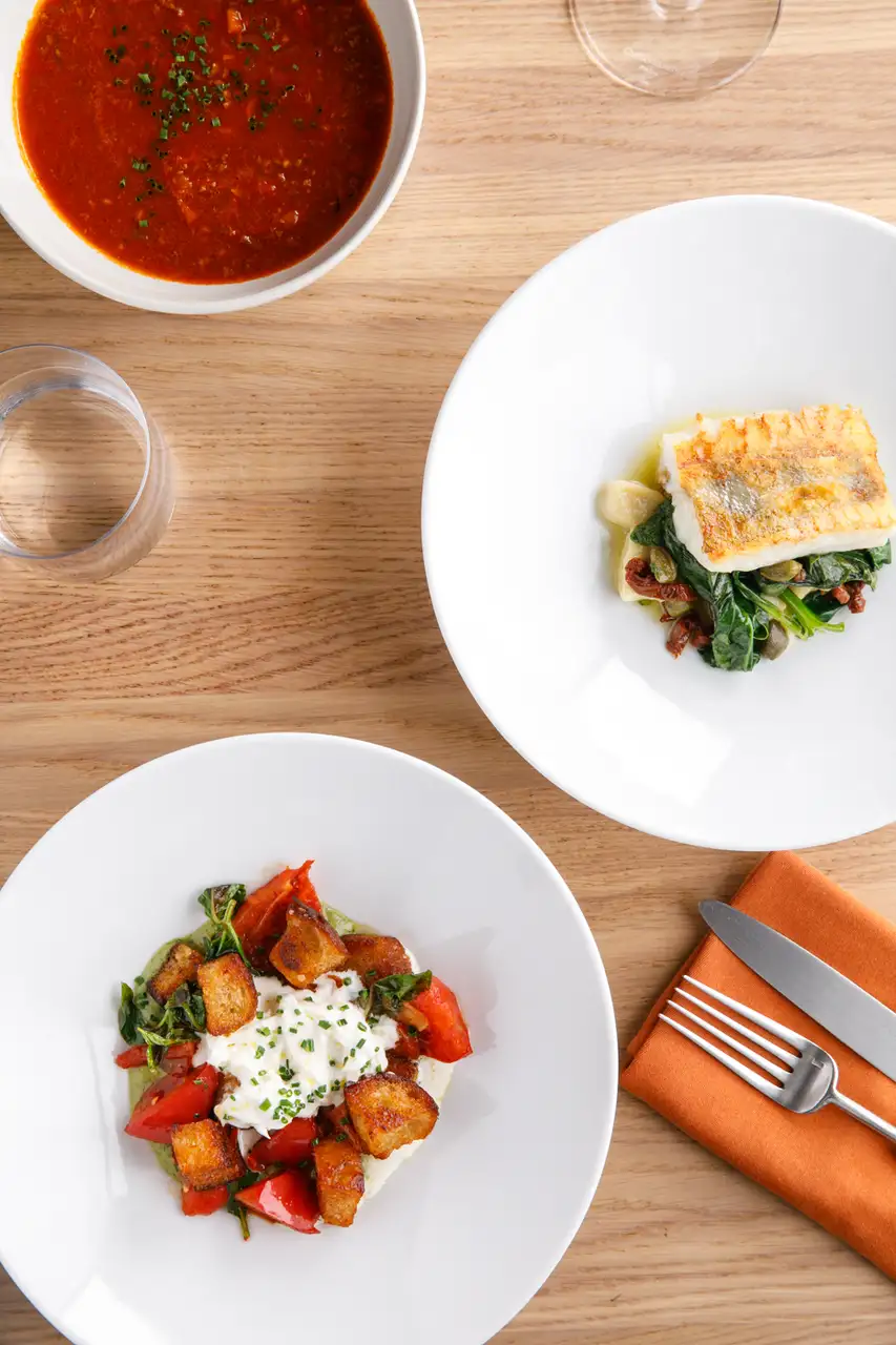 Скандинавский томатный суп с фаршем,  овощной салат с щучьей икрой и бедро цыпленка с копченой сметаной:  в Duo Gastrobar обновили меню